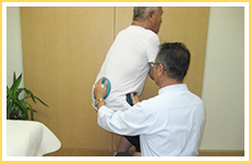 患者様に施術のご説明をしてる様子